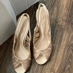 Nina Women's Elegant Gold Peep-Toe Heels